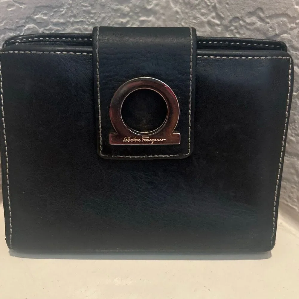 Ferragamo Compact Gancini Tab Wallet Black Leather Preppy Equestrian Old Money